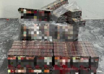 SEBAHAGIAN rokok seludup yang dirampas dalam serbuan di Kampung Pelian, Batu Gajah, Tanah Merah, Kelantan.