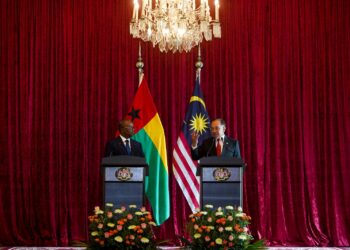 ANWAR Ibrahim bersama Umaro Sissoco Embalo sempena lawatan rasmi Presiden Guinea-Bissau selama tiga hari di Bangunan Perdana Putra, Putrajaya. - UTUSAN/FAISOL MUSTAFA