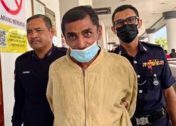 T. Rakesh Kumar (tengah) dibawa keluar dari Mahkamah Majistret Alor Setar setelah didakwa memecah masuk dan mencuri mesin rumput di rumah Ahmad Bashah Md Hanipah, minggu lepas.