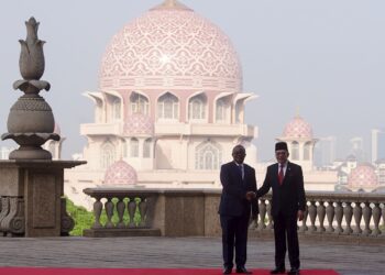 ANWAR Ibrahim bersama Umaro Sissoco Embalo sempena lawatan rasmi Presiden Guinea-Bissau selama tiga hari di Bangunan Perdana Putra, Putrajaya. - UTUSAN/FAISOL MUSTAFA