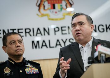 ANTHONY Loke ketika sidang akhbar di MOT, Putrajaya. - UTUSAN/FAIZ ALIF ZUBIR