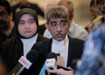 Peguam, Haniff Khatri Abdullah yang mewakili 50 pesara ATM selepas pendengaran keputusan Kerajaan, Majlis Angkatan Tentera Malaysia dan dua pihak lain di Mahkamah Rayuan di sini hari ini.