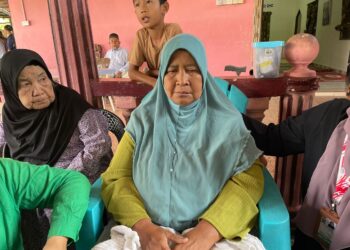 FATIMAH Seman tidak dapat menahan sebak ketika ditemui  di rumahnya di Kampung Pengkalan Kota, Durian Chondong, Tangkak.