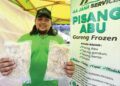 AZMIR Shah Amir menunjukkan pisang goreng sejuk beku yang dihasilkan pada FAMA Fest 2025 Perak di Pusat Transformasi Luar Bandar (RTC) Gopeng, Perak baru-baru ini. – UTUSAN/MUHAMAD NAZREEN SYAH MUSTHAFA