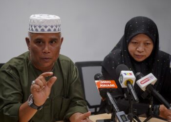 Penyanyi, Mohd Azmir Muhammad Yusof atau lebih dikenali Amir UK's bersama isteri, Sarimah Ahmad antara jemaah haji yang terkandas akibat ditipu pihak tidak bertanggungjawab di Lapangan Terbang Antarabangsa Kuala Lumpur (KLIA) 1, Sepang, hari ini. -UTUSAN/FAISOL MUSTAFA
