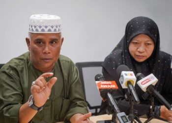 AMIR UK’s bersama isteri antara jemaah haji terkandas akibat ditipu pihak tidak bertanggungjawab. – UTUSAN/FAISOL MUSTAFA