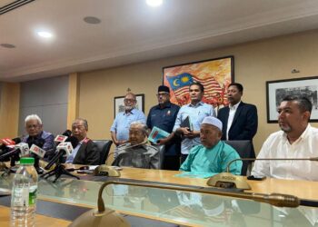 Mahathir Mohamad ketika sidang akhbar di Yayasan Kepimpinan Perdana, Putrajaya.