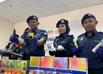 ROHAIZAD Ali (kanan) menunjukkan peranti serta cecair vape yang dirampas dalam sidang akhbar di Bagan Jermal, Butterworth, Pulau Pinang.-UTUSAN/SITI NUR MAS ERAH AMRAN