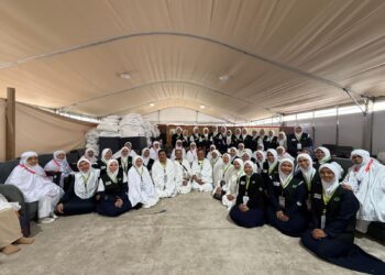 MOHD. NA’IM Mokhtar (tengah) bersama petugas Peneman serta jemaah wanita yang uzur di Arafah hari ini.