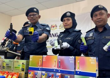 ROHAIZAD Ali (kanan) menunjukkan peranti serta cecair vape yang dirampas dalam sidang akhbar di Bagan Jermal, Butterworth, Pulau Pinang. - UTUSAN/SITI NUR MAS ERAH AMRAN