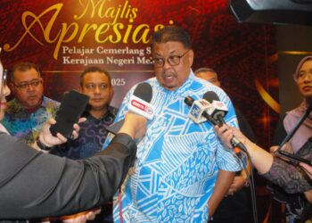 AB. Rauf Yusoh mengadakan siding akhbar selepas merasmikan Majlis Apresiasi Pelajar Cemerlang SPM & Bijak Sejarah A+ Tahun 2024 serta Pelancaran Program Bijak SPM Tahun 2025 Negeri Melaka di MITC, Ayer Keroh, Melaka. UTUSAN/AMRAN MULUP