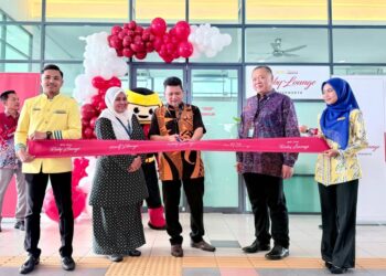NURUL Azha Mokmin (tiga dari kiri) ketika Majlis Perasmian Ruang Menunggu Kelas Perniagaan 'Ruby Lounge' dan Minuman Signature ETS serta Edaran Pek Cenderahati sempena Aidiladha di Stesen KTM Butterworth, Pulau Pinang hari ini
