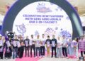 KHAIRY Jamaluddin bersama Pengasas Tealive, Bryan Loo bergambar kenangan pada Majlis Pelancaran Paket Minuman 3 Dalam 1 Tealive di Putrajaya, semalam. – UTUSAN/MOHD. FARIZWAN HASBULLAH