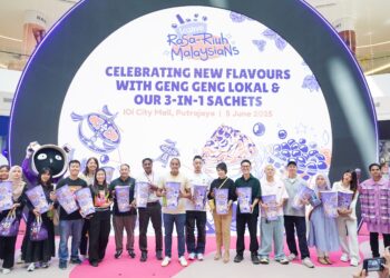 KHAIRY Jamaluddin bersama Pengasas Tealive, Bryan Loo bergambar kenangan pada Majlis Pelancaran Paket Minuman 3 Dalam 1 Tealive di Putrajaya, semalam. – UTUSAN/MOHD. FARIZWAN HASBULLAH