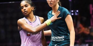 S. Sivasangari (kiri) gagal menyaingi kehebatan Amina Orfi pada suku akhir Kejohanan Skuasy Terbuka Britain di Birmingham, England, awal pagi tadi. - Ihsan FB Squashsite