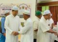 MOHD. Syahir Che Sulaiman (kiri) bersalam dengan tetamu yang hadir ke Sambutan Penghayatan Hari Wukuf Parlimen Bachok, Kelantan, hari ini-UTUSAN/YATIMIN ABDULLAH.