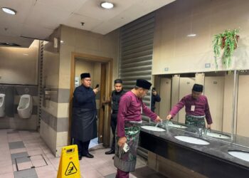 MOHAMAD Fazli Mohamad Salleh melawat beberapa fasiliti tandas awam di CIQ BSI, Johor Bahru hari ini.