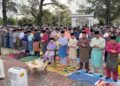 TUANKU Syed Sirajuddin Jamalullail dan Tuanku Syed Faizuddin Putra Jamalullail menunaikan solat Aidiladha bersama rakyat jelata di Dataran Istiadat Istana Arau, Perlis. - UTUSAN/IZLIZAN OTHMAN
