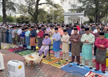 TUANKU Syed Sirajuddin Jamalullail dan Tuanku Syed Faizuddin Putra Jamalullail menunaikan solat Aidiladha bersama rakyat jelata di Dataran Istiadat Istana Arau, Perlis. - UTUSAN/IZLIZAN OTHMAN