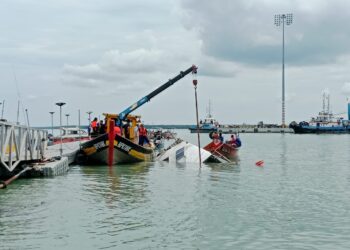 Agensi Penguatkuasaan Maritim Malaysia (Maritim Malaysia) Selangor sedang membawa naik bangkai bot laju yang terbalik.