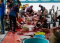 PENDUDUK melapah daging lembu korban di Masjid As-Syakirin, Kampung Kuang Hilir dekat Ipoh hari ini. - UTUSAN