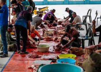 PENDUDUK melapah daging lembu korban di Masjid As-Syakirin, Kampung Kuang Hilir dekat Ipoh hari ini. - UTUSAN