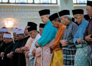 SULTAN Nazrin Muizzuddin Shah menunaikan solat sunat Aidiladha di Masjid Idris Shah II di Ipoh hari ini. - UTUSAN