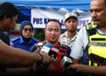 KETUA Balai Bomba dan Penyelamat Pelabuhan Klang, Haikal Jammy Ngali sewaktu sidang media di Pelabuhan Klang berkenaan kes bot terbalik. - UTUSAN/AFIQ RAZALI