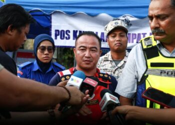 KETUA Balai Bomba dan Penyelamat Pelabuhan Klang, Haikal Jammy Ngali sewaktu sidang media di Pelabuhan Klang berkenaan kes bot terbalik. - UTUSAN/AFIQ RAZALI