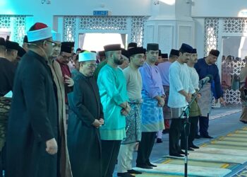 TUNKU Mahkota Ismail berkenan menunaikan solat sunat Aidiladha bersama kira-kira 4,000 jemaah di Masjid Sultan Iskandar Bandar Dato' Onn, Johor Bahru hari ini.