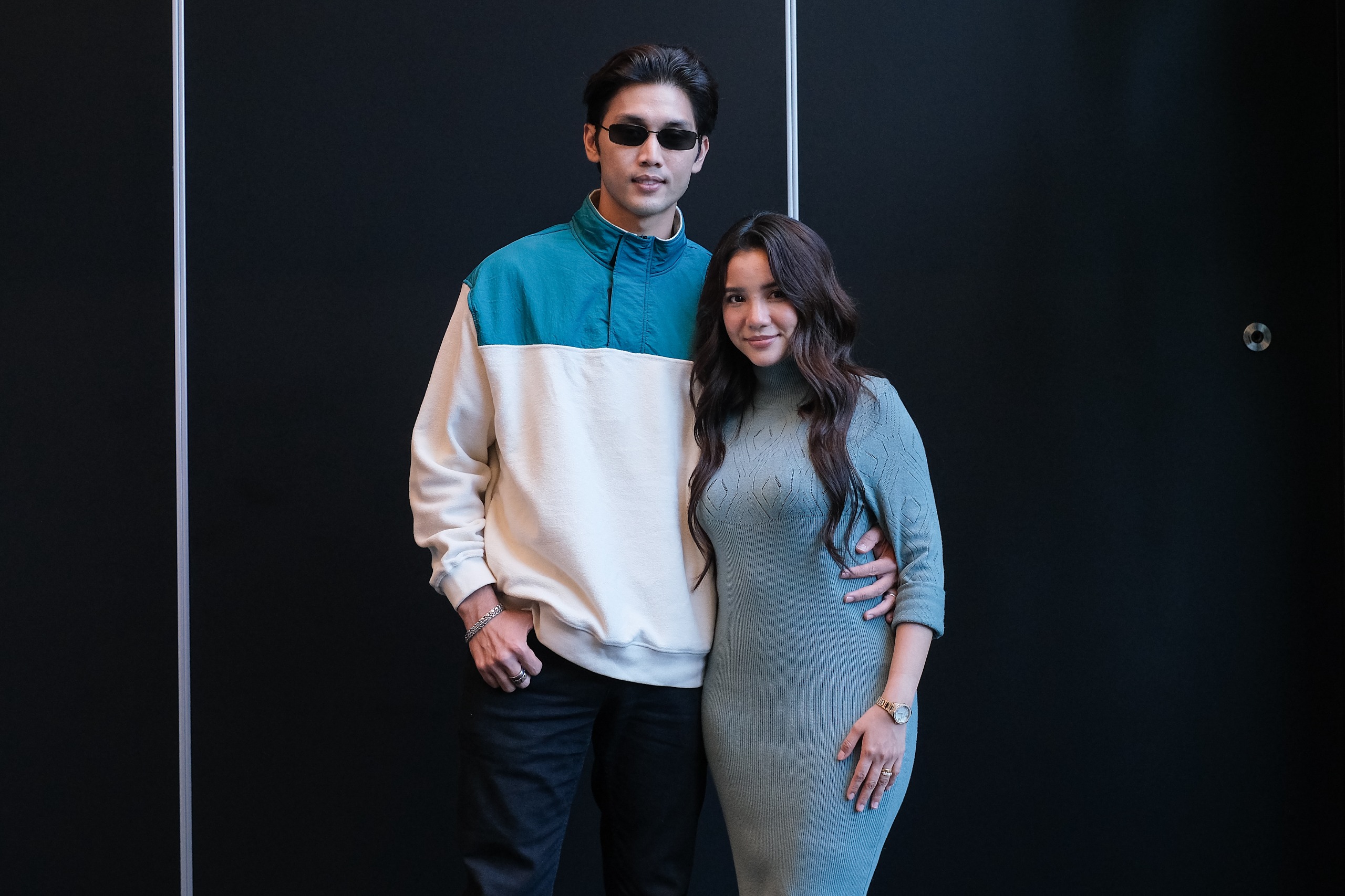 Siapa lagi mahu temankan kalau bukan pasangan masing-masing?