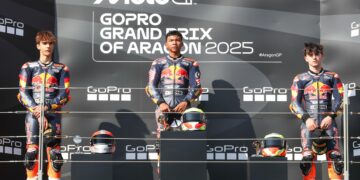 Hakim Danish (tengah) akhirnya menjuarai perlumbaan Piala RedBull MotoGP Rookies di Litar Motorland Aragon, Sepanyol, hari ini, selepas enam kali mencuba. - Ihsan SIC Racing