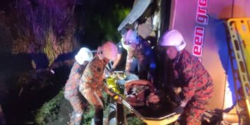 ANGGOTA bomba membawa keluar mangsa nahas membabitkan sebuah bas dan kenderaan pelbagai guna (MPV) di Jalan Gerik-Jeli berhampiran Tasik Banding, Gerik, Perak, pagi tadi.
