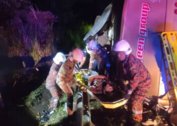 ANGGOTA bomba membawa keluar mangsa nahas membabitkan sebuah bas dan kenderaan pelbagai guna (MPV) di Jalan Gerik-Jeli berhampiran Tasik Banding, Gerik, Perak, pagi tadi.