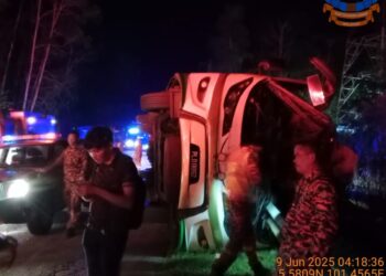 KEADAAAN kemalangan membabitkan sebuah bas membawa pelajar Universiti Pendidikan Sultan Idris (UPSI) dan sebuah Perodua Alza di Jalan Raya Timur-Barat (JRTB) berhampiran Tasik Banding, Gerik, Perak pagi tadi.-GAMBAR/APM PERAK