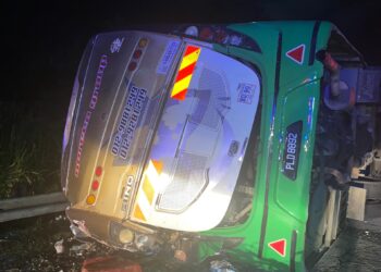 KEADAAN bas membawa pelajar UPSI yang terlibat kemalangan di Jalan Gerik-Jeli dekat Tasik Banding di Gerik hari ini. - UTUSAN/UTUSAN IHSAN JBPM