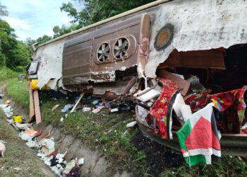 KEADAAN bas yang terbabit kemalangan di Jalan Gerik-Jeli dekat Tasik Banding, Gerik, Perak yang mengorbankan 15 nyawa pagi tadi.-UTUSAN/FADZIL ZAINOL