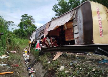 KEADAAN bas yang terbabit kemalangan di Jalan Gerik-Jeli dekat Tasik Banding, Gerik, Perak yang mengorbankan 15 nyawa pagi tadi.-UTUSAN/FADZIL ZAINOL