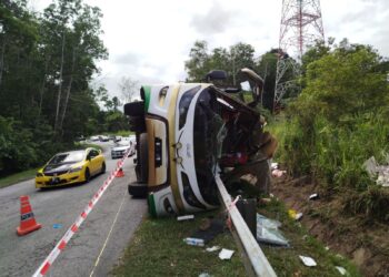 KEADAAN bas yang terbabit kemalangan di Jalan Gerik-Jeli dekat Tasik Banding, Gerik, Perak yang mengorbankan 15 nyawa pagi tadi.-UTUSAN/FADZIL ZAINOL