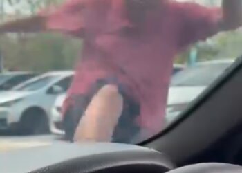 SEORANG lelaki warga Singapura ditahan kereana disyaki menendang sebuah kereta di Taman Ungku Tun Aminah, Skudai, Johor Bahru.