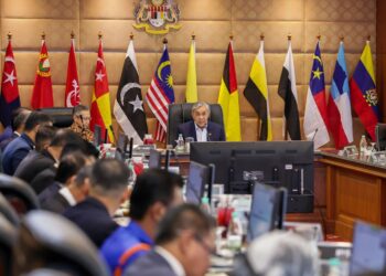 AHMAD Zahid Hamidi ketika mempengerusikan Mesyuarat Jawatankuasa Pengurusan Bencana, di Putrajaya. - GAMBAR TPM