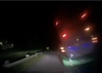 TANGKAP layar rakaman papan pemuka sebuah kenderaan menunjukan bas tersebut hilang kawalan sebelum terbalik dalam kejadian yang mengorbankan 15 pelajar Universiti Pendidikan Sultan Idris (UPSI) di Jalan Raya Timur Barat (JRTB) berhampiran Tasik Banding, Gerik, Perak awal pagi tadi.