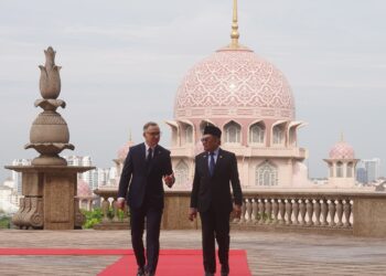 ANDRZEJ Duda disambut Anwar Ibrahim di Bangunan Perdana Putra, Putrajaya. -UTUSAN/FAISOL MUSTAFA