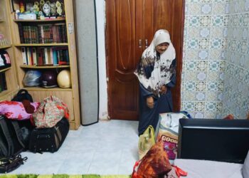 NORLIAN Abd. Halim menyimpan beg Mohd Lutfi sekeluarga yang dibawa balik ke rumahnya selepas mereka terlibat kemalangan dengan bas ketika ditemui di Parit Panjang, Baling.