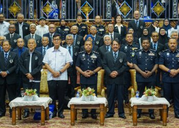 AYOB Khan Mydin Pitchay (tengah) dan Meor Chek Hussien Mahayuddin (tiga dari kanan) ketika bergambar bersama kakitangan PDRM dan RESPA yang hadir pada Majlis Mesyuarat Agung Tahunan ke-41 Persatuan Pegawai-Pegawai Kanan Polis Bersara di Maktab PDRM Kuala Lumpur di sini, hari ini. - UTUSAN/ISKANDAR ISHAK