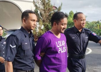 MOHAMAD KHAIRUL Azmi Ithnin dibawa keluar dari Mahkamah Majistret Tangkak selepas didakwa atas tuduhan membunuh isterinya pada 2 Jun lalu.