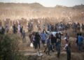 RIBUAN penduduk Palestin bertempiaran mengelak serangan tentera Israel ketika mengangkut bantuan dari pusat agihan di tengah Semenanjung Gaza. - AFP
