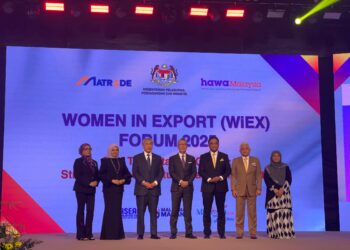 DATUK Seri Dr. Ahmad Zahid Hamidi (tiga kiri) bersama Menteri Pelaburan, Perdagangan dan Industri, Senator Tengku Datuk Seri Utama Zafrul Tengku Abdul Aziz (empat kiri) Pengerusi HAWA Malaysia, Tan Sri Shahrizat Abdul Jalil (dua kiri) dan Pengerusi Matrade, Datuk Seri Reezal Merican Naina Merican (tiga kanan). -UTUSAN/SABRINA ZULKIFLI
