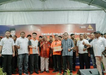 MOHAMAD Sabu (tengah) ketika Majlis Perasmian Pejabat Amanah Negeri Pulau Pinang dan Kenduri Rakyat di Sungai Dua, Butterworth, Pulau Pinang malam tadi.