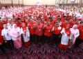 MEGAT Zulkarnain Omardin bergambar bersama perwakilan pada Mesyuarat Perwakilan Sayap-Sayap UMNO negeri di Pusat Konvensyen Ideal (IDCC). - UTUSAN/AFIQ RAZALI